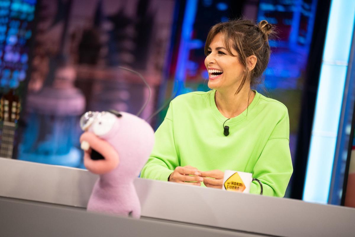 Nuria Roca con sudadera verde neon en El Hormiguero