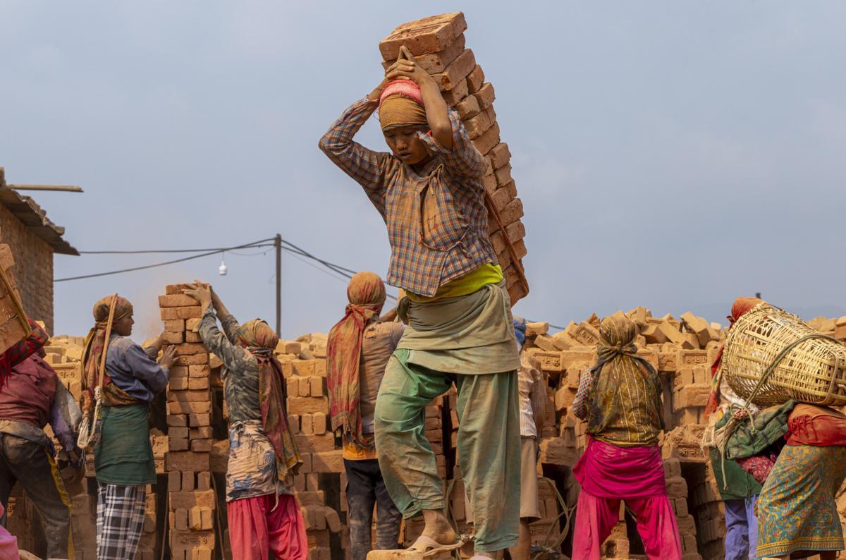 Un día en una fábrica de ladrillos en Nepal