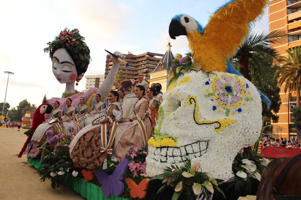 Tres generaciones de falleras en la Batalla de Flores