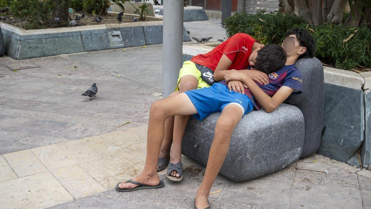 Dos adolescentes duermen en un parque, a 1 de agosto de 2026, en Ceuta (España).