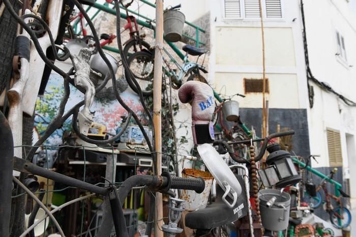 Decenas de bicicletas colgadas en San Roque
