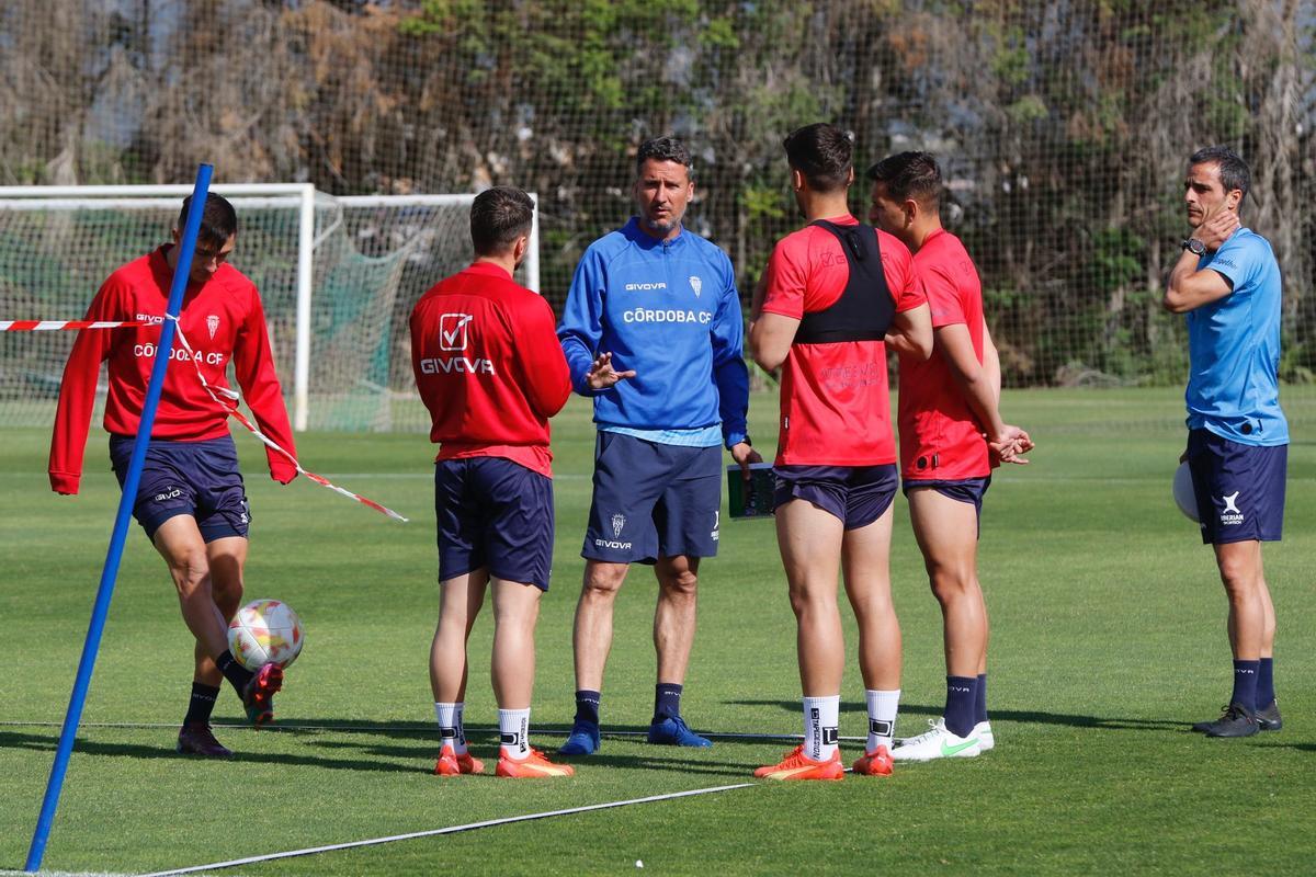 Gaspar Gálvez da instrucciones a los jugadores durante la sesión de este viernes.