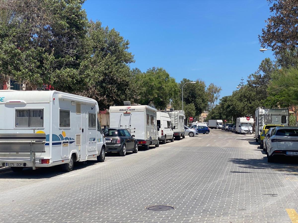Aspecto de una de las calles de Ciudad Jardín con caravanas a ambos lados de la calle