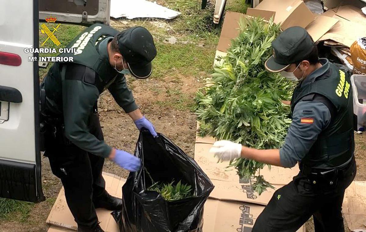 Dos agentes de la Guardia Civil requisan parte de alijo incautado.c