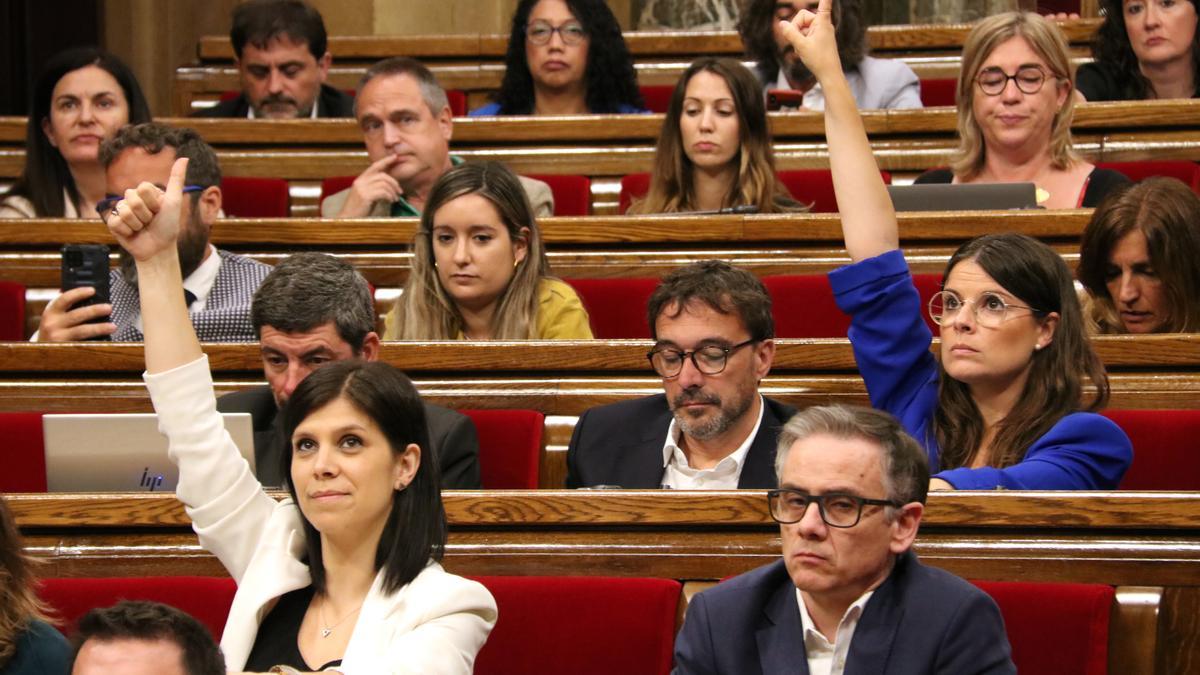 Las portavoces de ERC y Junts, Marta Vilalta y Mònica Sales, en el pleno del Parlament.