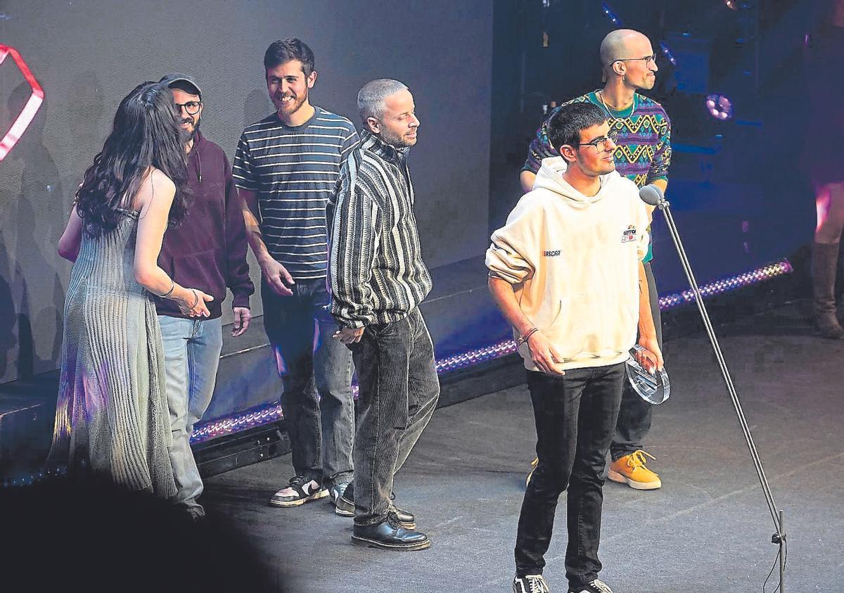 Els integrants d’Oques Grasses, recollint un dels quatre premis que van guanyar l’any passat.