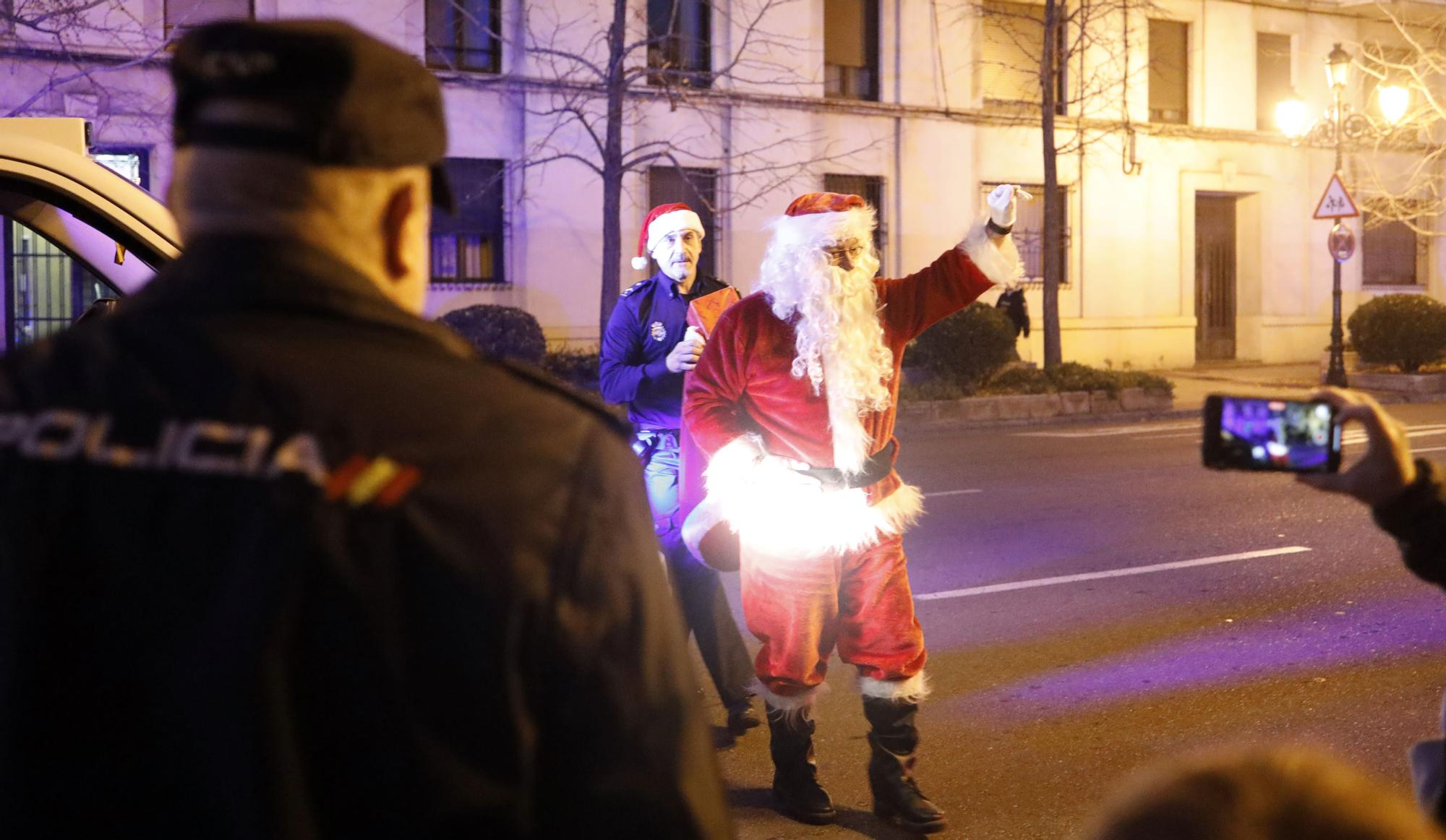 Papá Noel visita a los hijos de los agentes de Policía Nacional de Aragón