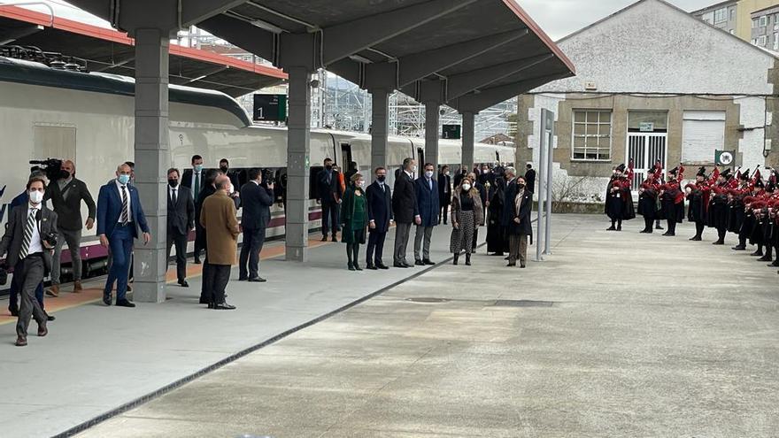 Las autoridades, recibidas a su llegada a Ourense en AVE por la banda de gaitas