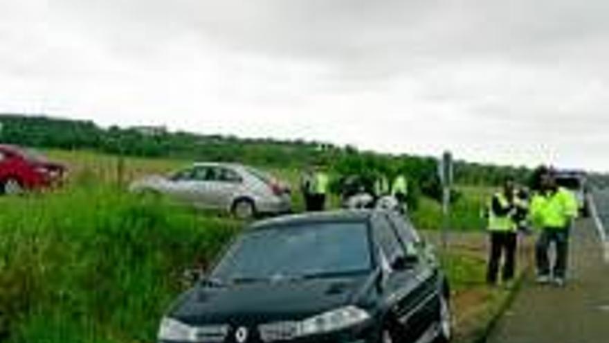 Tres heridos leves en un choque por alcance entre 4 coches y un camión