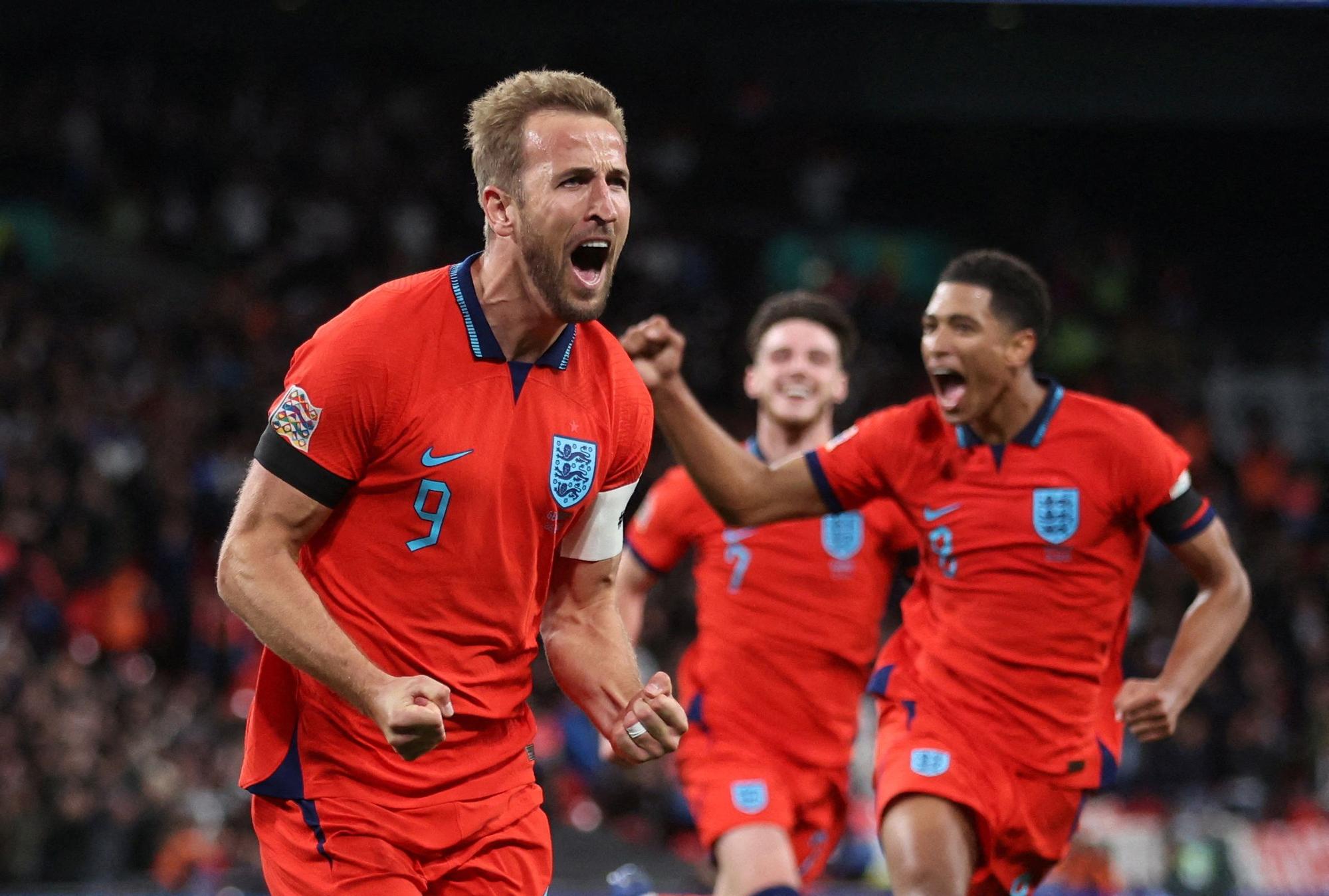 Harry Kane celebra un gol con Jude Bellingham en segundo plano.