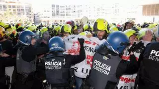 Huevos y un enfrentamiento con la Policía Local en la protesta de los bomberos de la provincia contra la Diputación en Benidorm