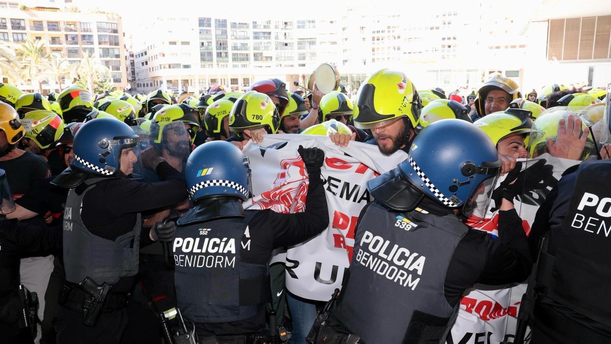 Más de 200 bomberos del Consorcio Provincial de Alicante protestan en Benidorm