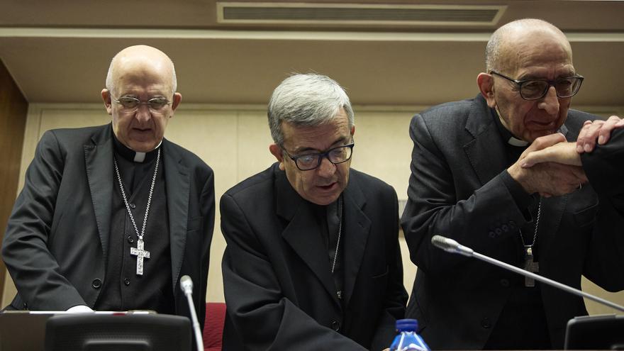 (I-D) El cardenal arzobispo de Madrid, Carlos Osoro; el arzobispo de Valladolid, Luis Argüello, y el presidente de la Conferencia Episcopal Española, el cardenal y arzobispo de Barcelona, Juan José Omella.