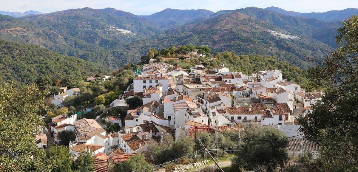Imagen aérea del pueblo malagueño de Benarrabá.