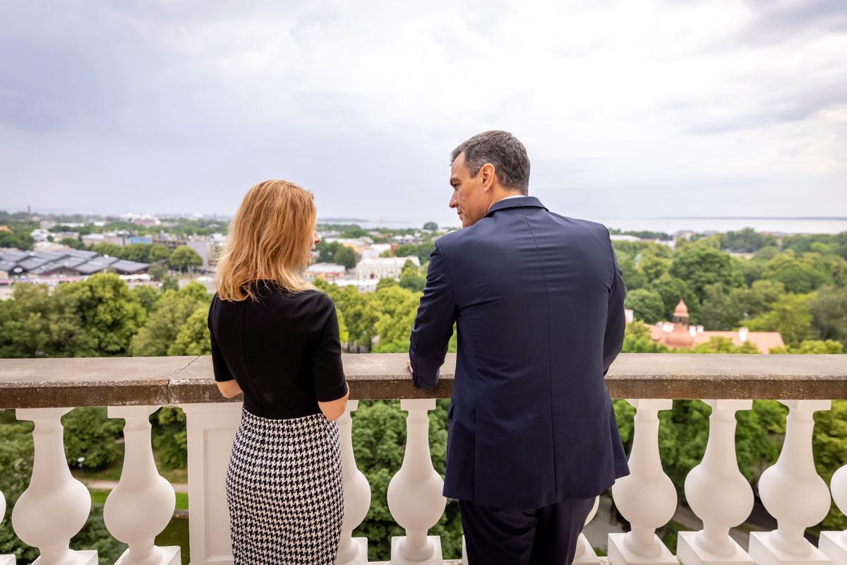 El presidente del Gobierno, Pedro Sánchez, y la primera ministra de Estonia, Kaja Kallas, este 6 de julio en Stenbock House, la sede del Ejecutivo del país, en Tallin, la capital.