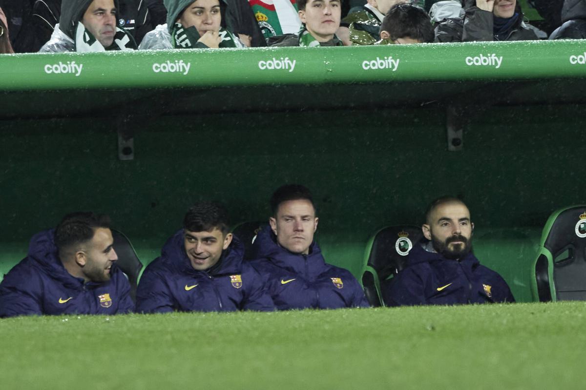 Ter Stegen, en el banquillo de Santander, junto a Eric, Pedri y un asistente.