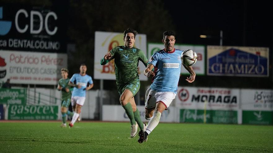 Willy Ledesma pelea el esférico durante el partido de la primera vuelta ante el Villanovense.