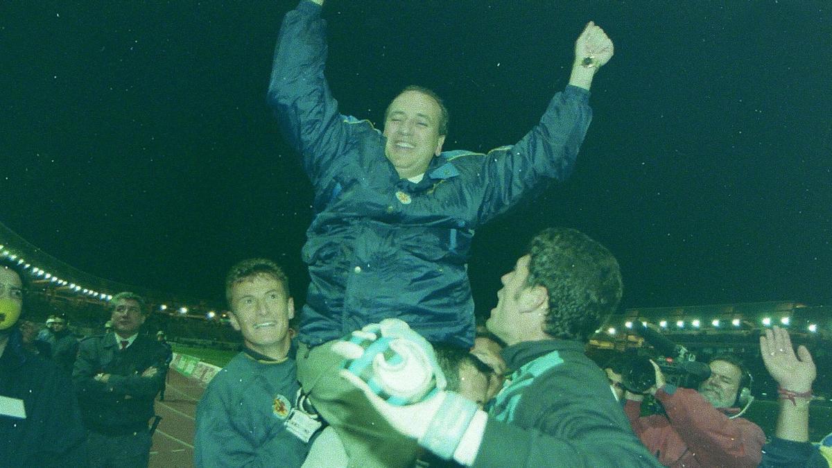 Fernando Roig celebrando el ascenso el 24 de mayo de 1.998