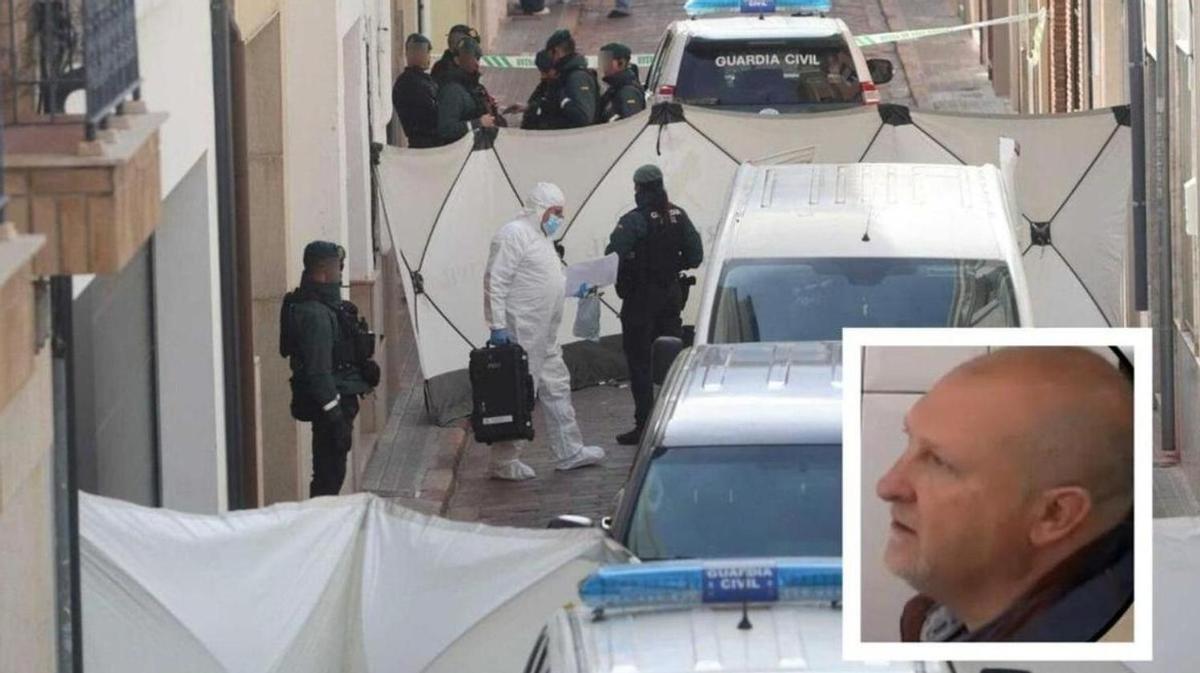 Crimen en Sueca: Agentes de Criminalística de la Guardia Civil durante la inspección ocular en la casa del presunto asesino (abajo).