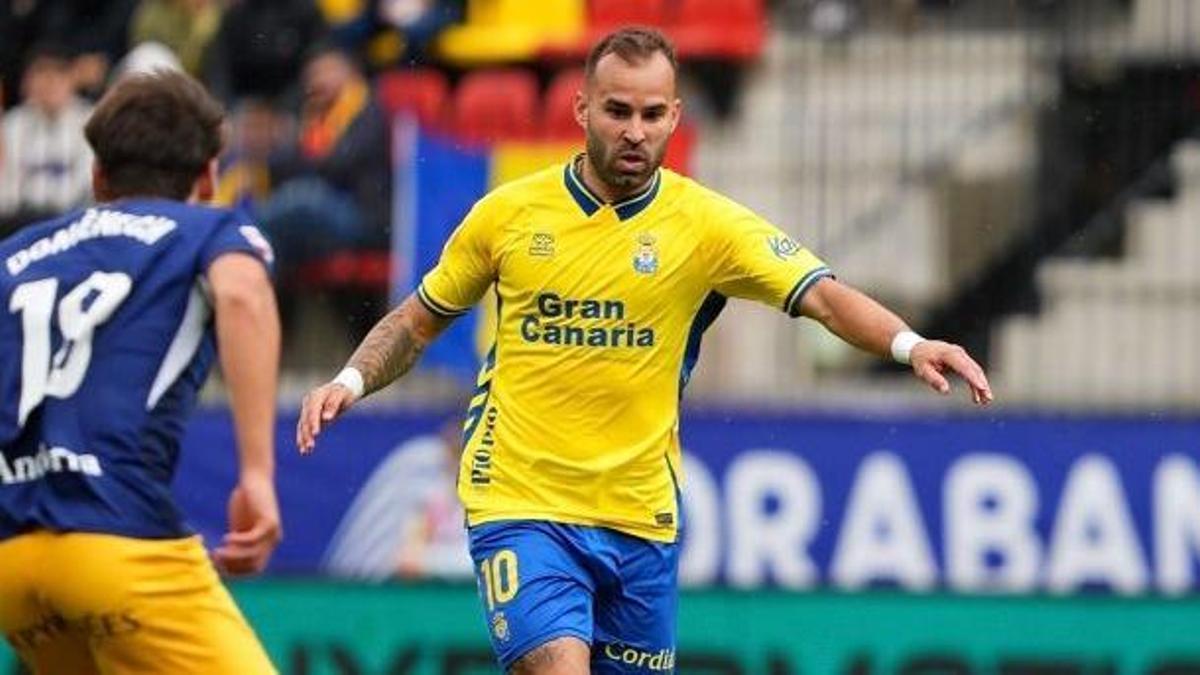 Jesé Rodríguez conduce el balón ante el Andorra.