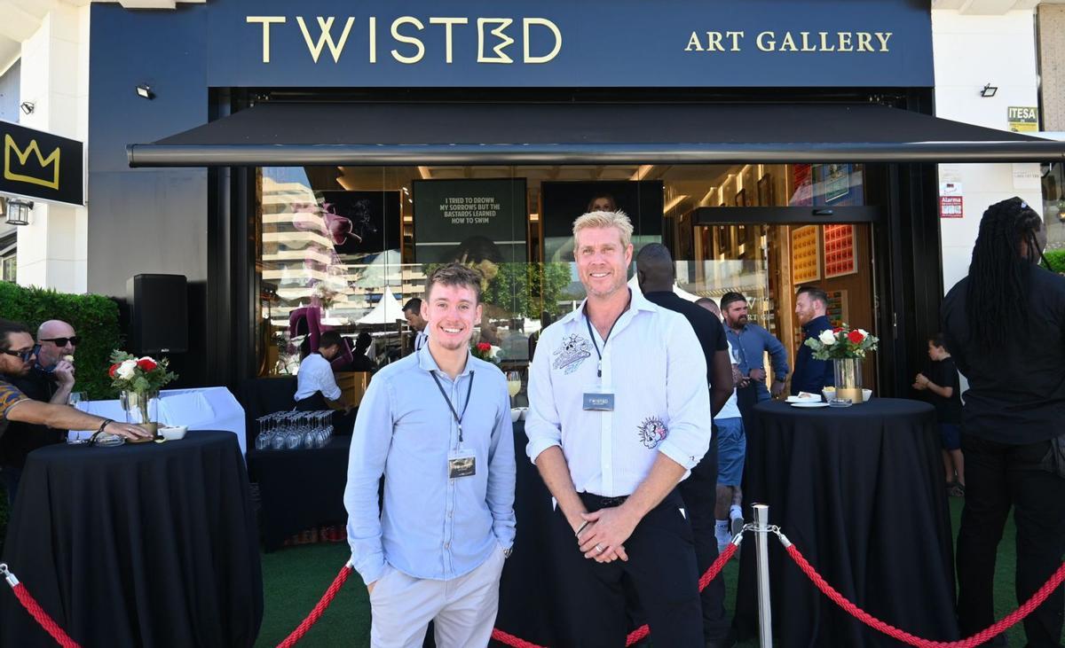 Dylan King, a la izquierda, junto a su socio Kevin Simpson ante el acceso a la galería de arte Twisted