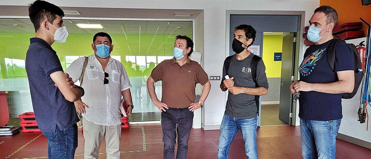 Autoridades y miembros del IES Laxeiro, ayer, visitando las instalaciones del Lalín Arena. |