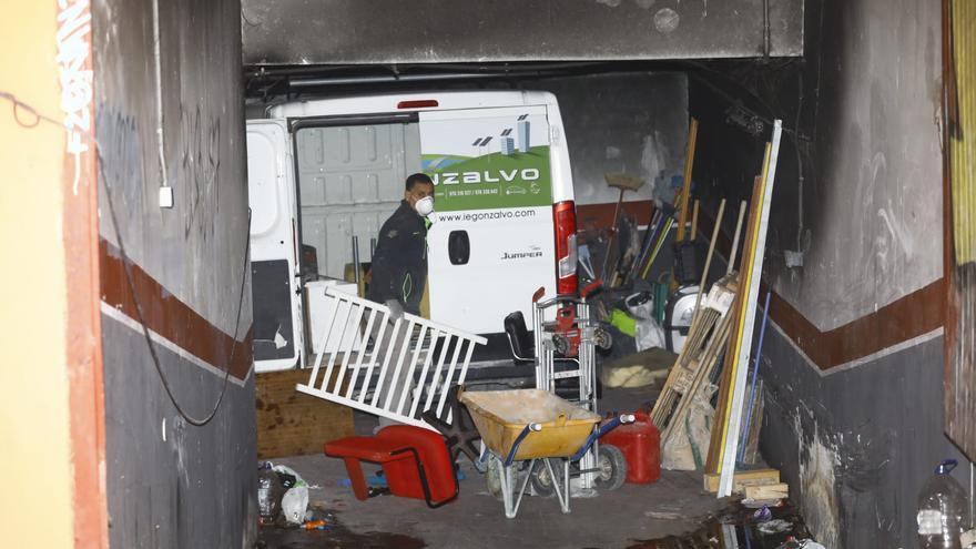 Desalojo del garaje okupado de la calle Montañés en el barrio de Delicias de Zaragoza