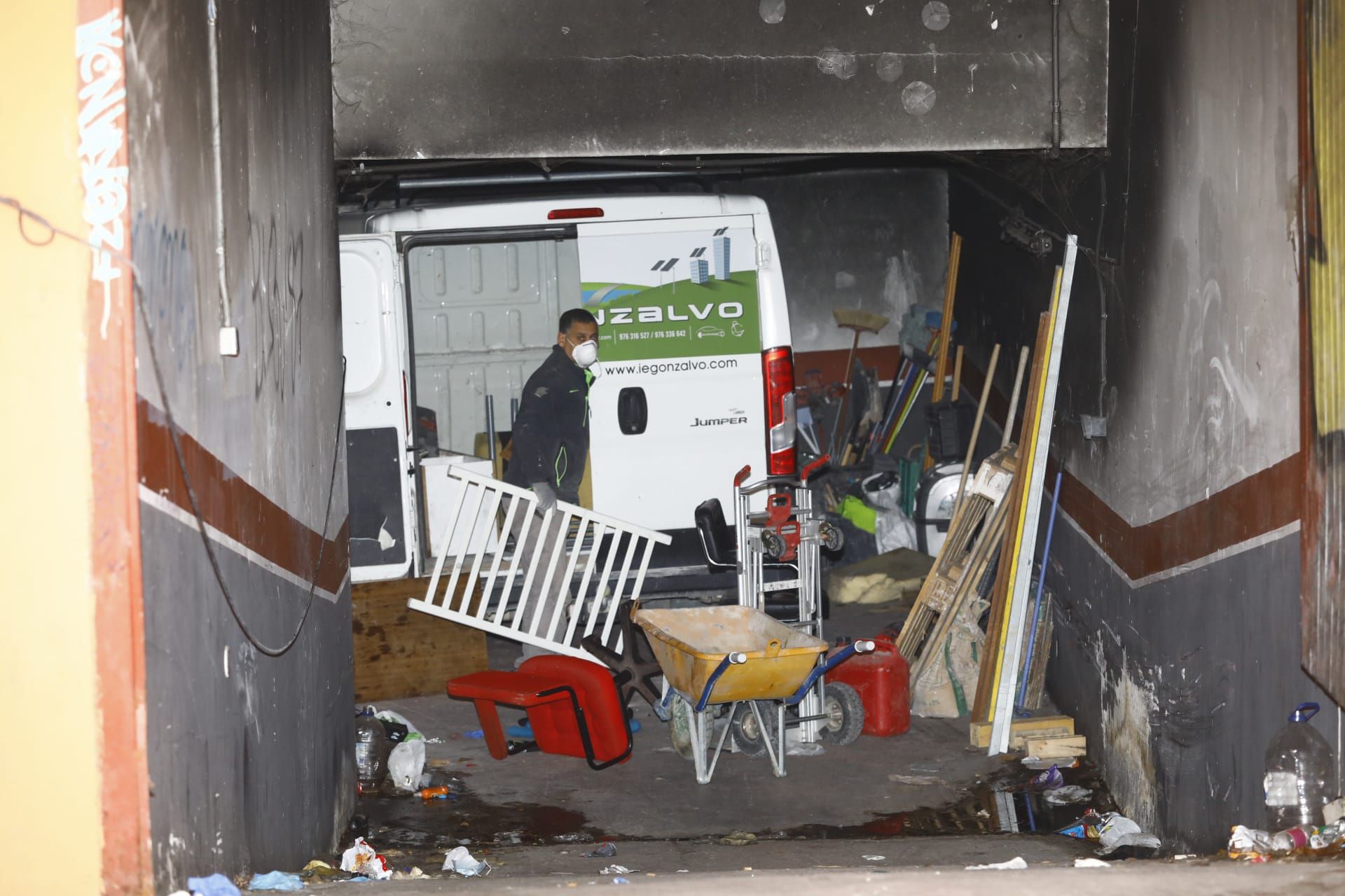 Desalojo del garaje okupado de la calle Montañés en el barrio de Delicias de Zaragoza