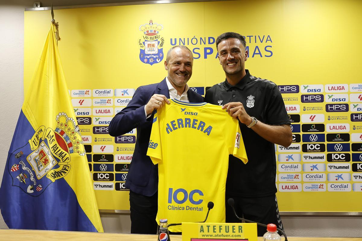 Cristian Herrera, junto a Helguera, durante la presentación del delantero grancanario.