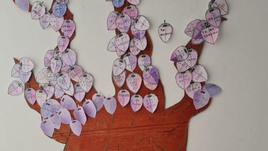 Un árbol feminista y malos tratos en el ascensor en la Escola d’Adults de Sant Antoni