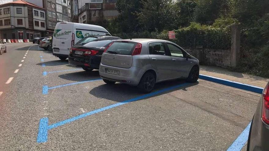 Plazas reservadas a aparcamiento exprés en la Costa do Pincho, en Carral.