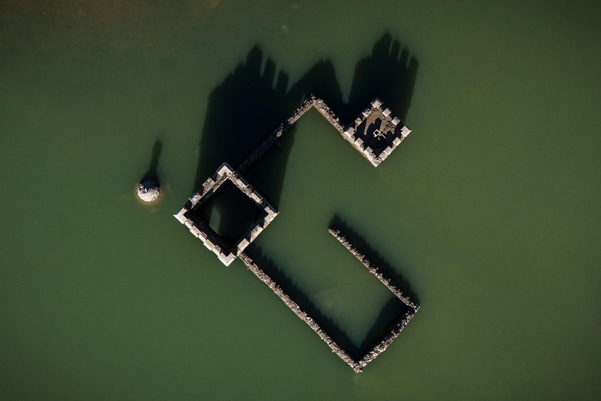 El pantà de Sau, a vista de dron, testimoni dels estralls de la sequera