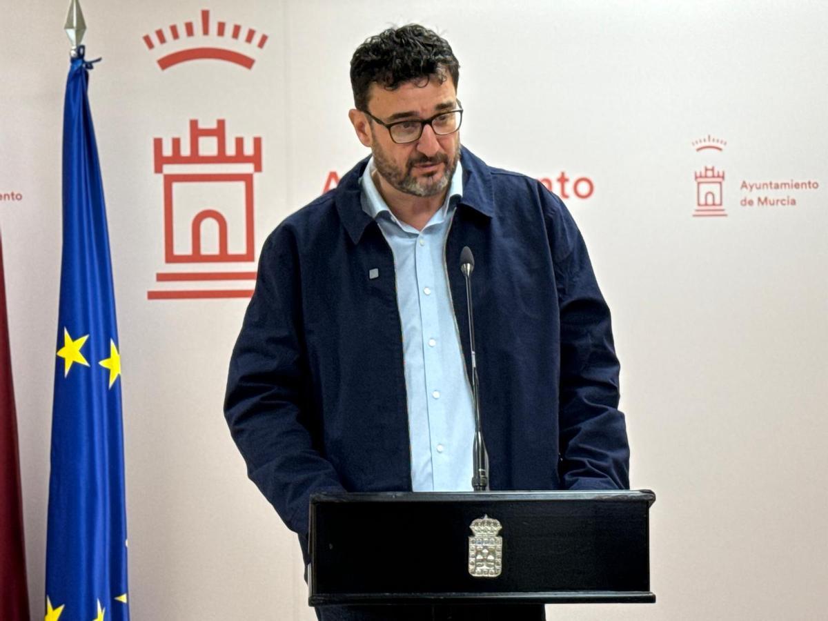 El portavoz del PSOE en el Ayuntamiento de Murcia, Ginés Ruiz, en rueda de prensa.