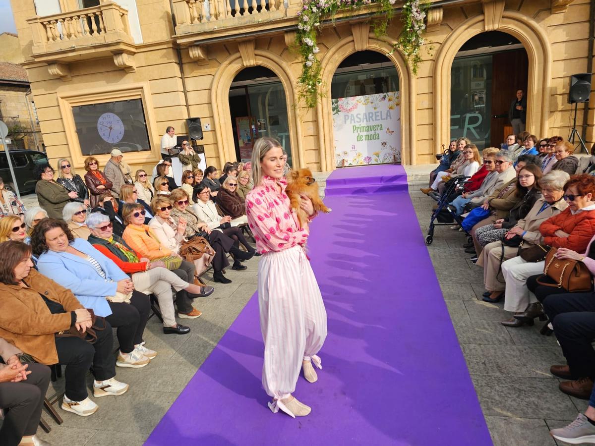 El desfile de moda de Villaviciosa, en imágenes El desfile de moda de Villaviciosa, en imágenes