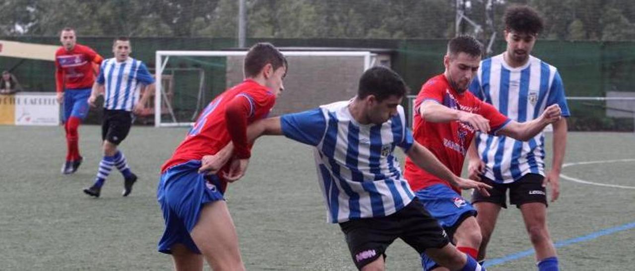 Una acción del derbi de ayer entre Rápido Bahía y Domaio0. |  // S. ÁLVAREZ