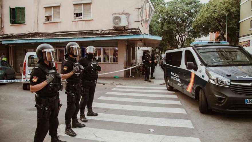 Varios policías, durante una operación en Palma vinculada al alijo incautado en Barcelona.