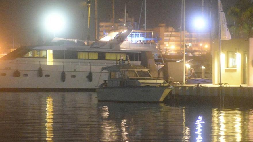 Rescatan a cuatro personas tras encallar su lancha contra las rocas