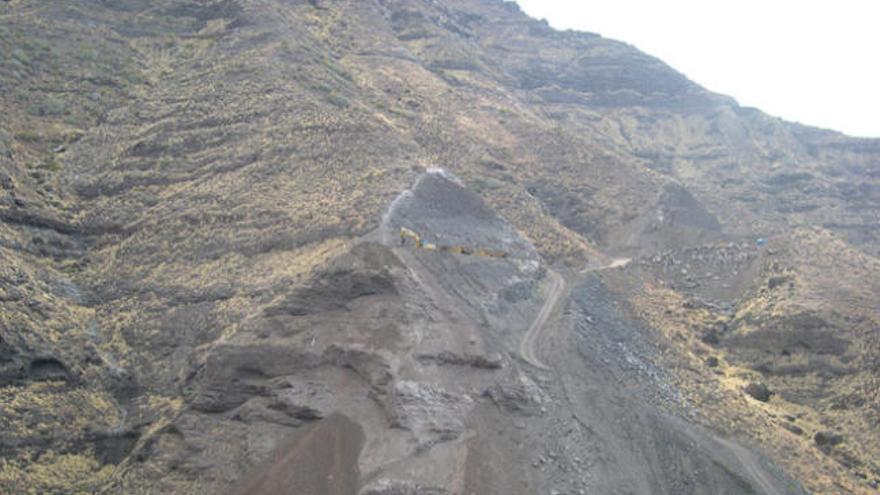 Solo cuatro operarios trabajan en la carretera de La Aldea