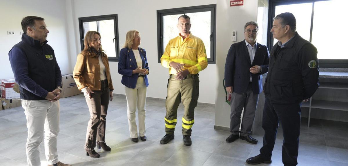 El consejero de Sanidad, Presidencia y Emergencias de la Junta de Andalucía, Antonio Sanz (1d), realiza un recorrido por las instalaciones