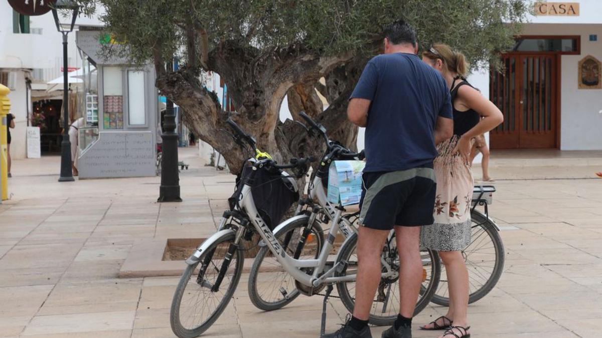 Dos ciclistas en la plaza de la Constitució.