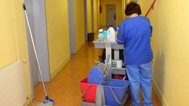 Una trabajadora del servicio de limpieza de Vilagarcía.