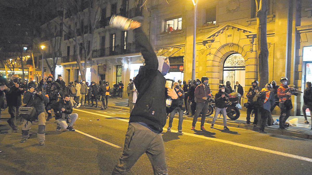 Las protestas por Hasél decaen pese a algunos incidentes violentos.