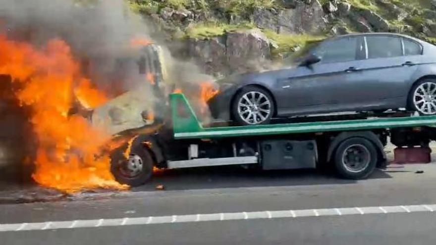 La grúa que se incendió llevaba un vehículo en su remolque.