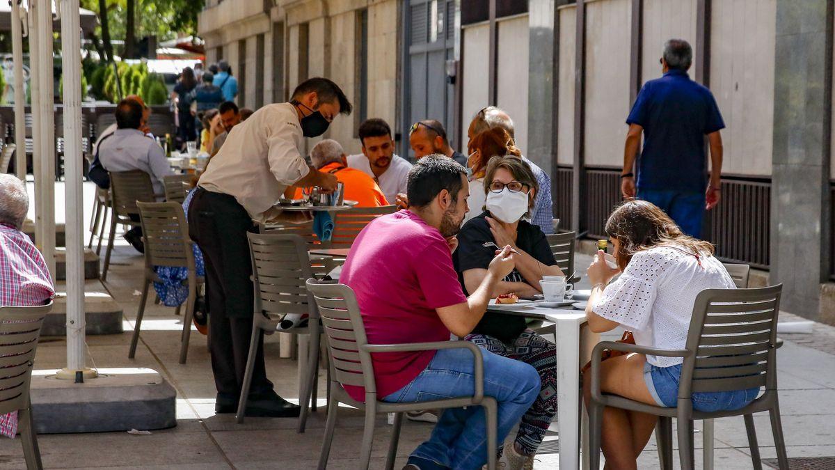 Clientes en un establecimiento de hostelería de Cáceres.