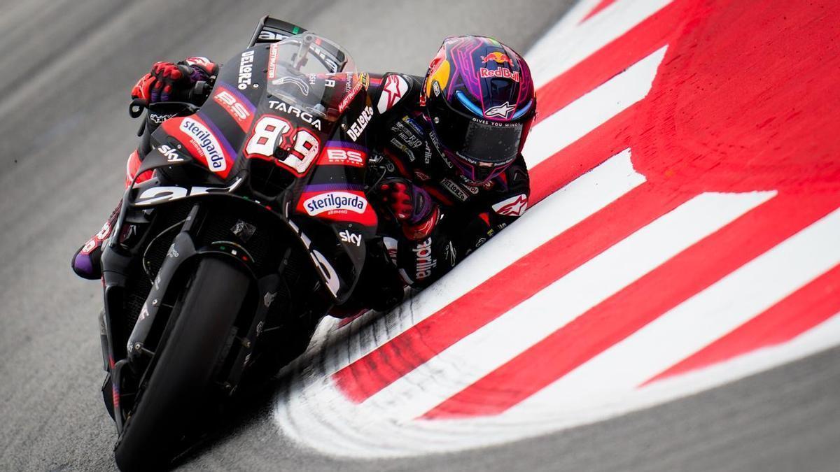 Jorge Martín, hoy, totalmente recostado con su Aprilia en la curva 5 de Montmeló.
