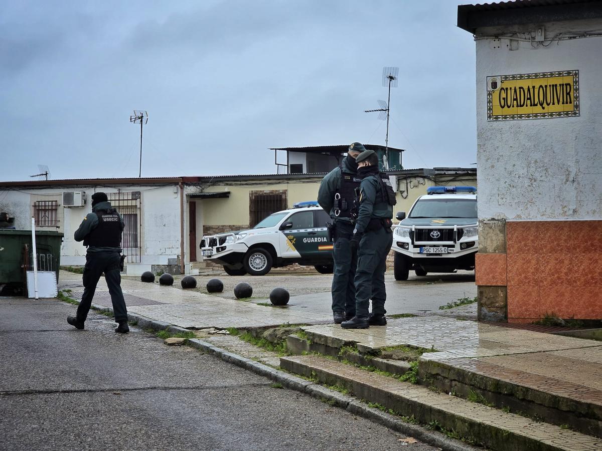 La Guardia Civil durante el registro en la vivienda de la Calle Guadalquivir.