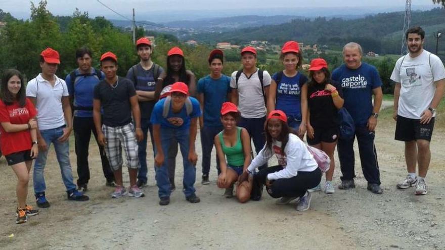 Ruta de senderismo en Monte Xalo (a la derecha, línea eléctrica), por donde pasará el nuevo tendido.