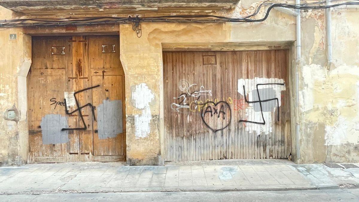 Esvásticas pintadas en dos puertas de un inmueble de Carcaixent, en una imagen de archivo.
