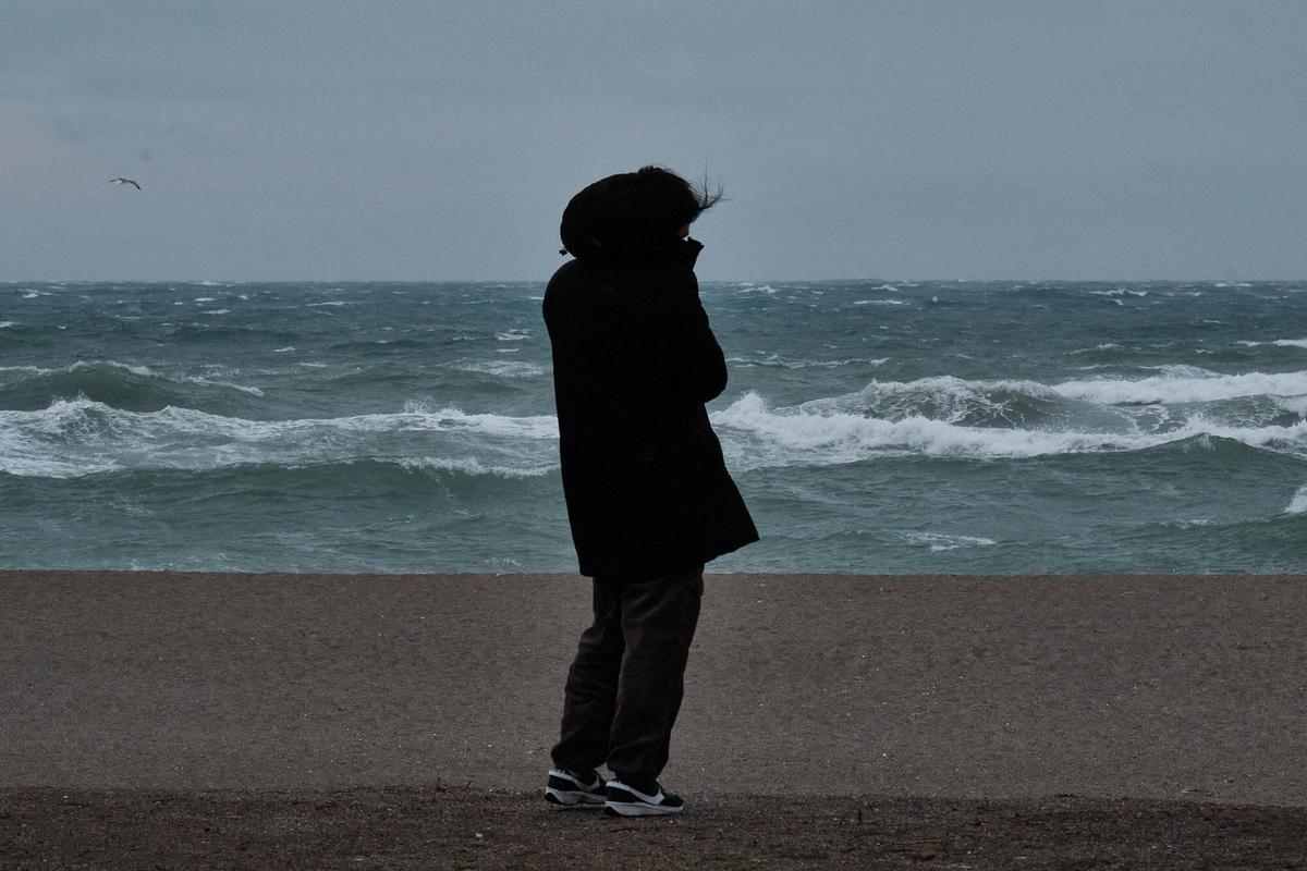 Málaga sufre los efectos del viento y la lluvia durante la alerta naranja.
