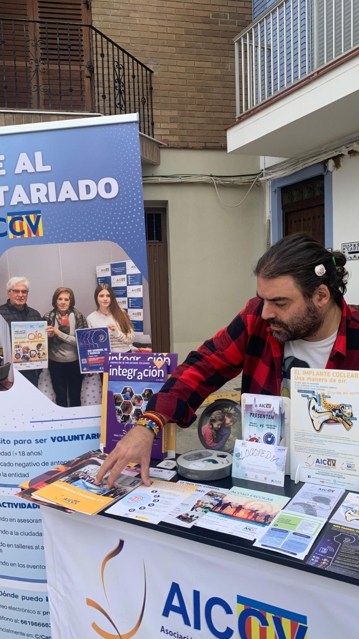 Sesiones de divulgación sobre el implante coclear.